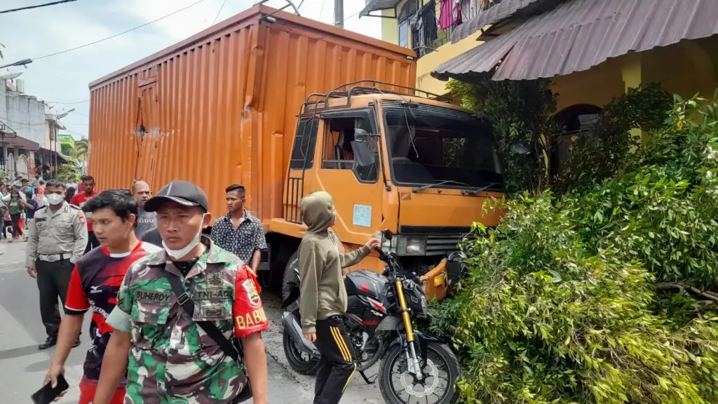 Diduga Alami Rem Blong, Truk Fuso di Medan Tabrak Rumah Warga