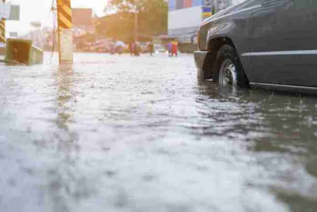 Kendaraan Terkena Banjir Rob? 2 Hal Ini Perlu Diwaspadai