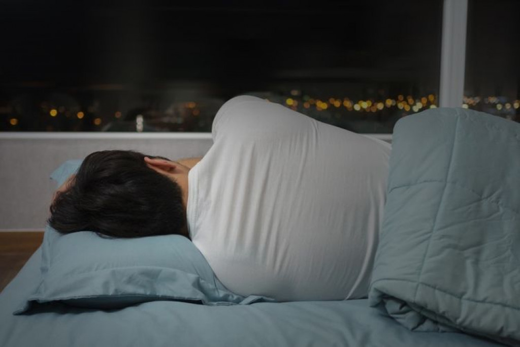 Mengenal Perbedaan Manfaat Tidur Miring ke Kiri dan Kanan
