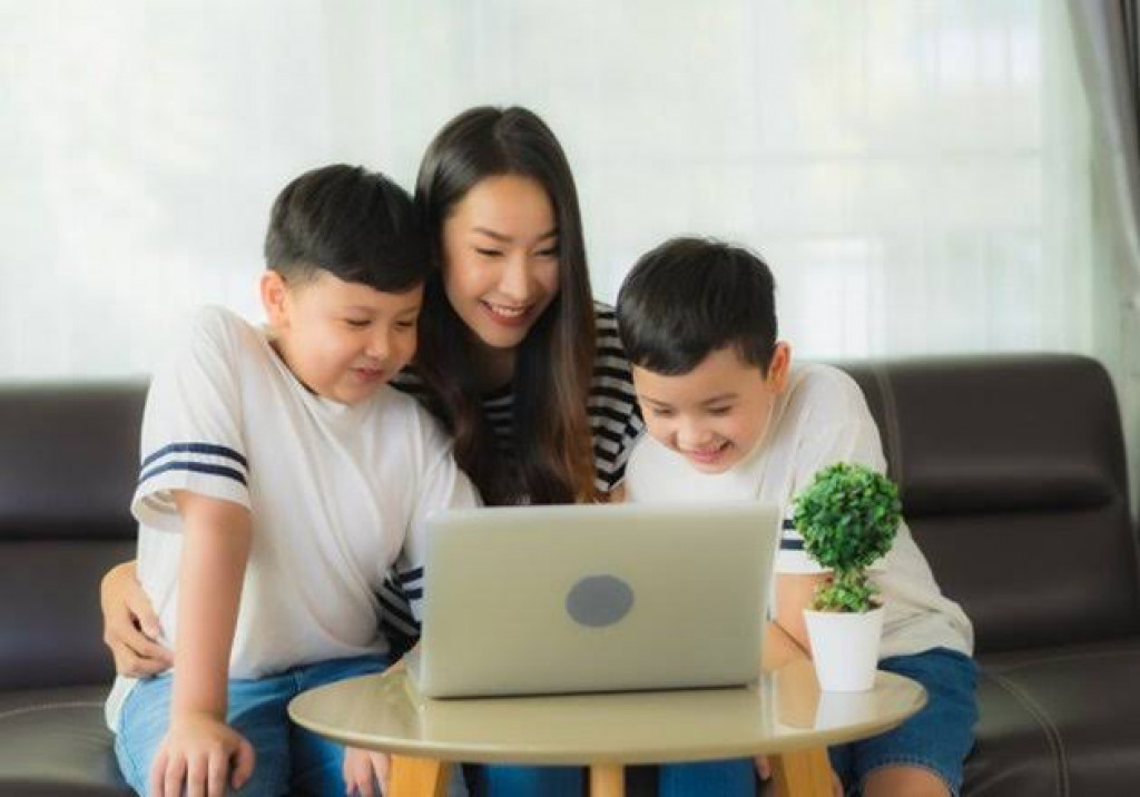 Orangtua Wajib Tahu, Cara Mendidik Anak di Era Digital