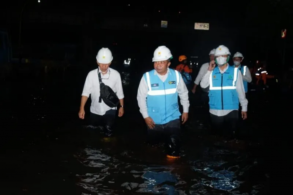 PLN Hentikan Sementara Listrik di Wilayah Banjir Rob Semarang