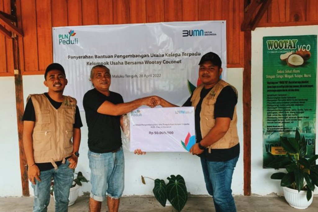 Tingkatkan Ekonomi Masyarakat, PLN Bantu Usaha VCO di Maluku Tengah