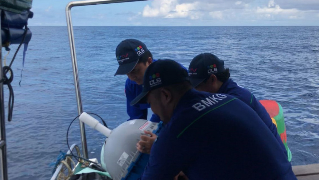 Tingkatkan Informasi Maritim yang Akurat, BMKG Lepaskan Drifter dan Floats di Selat Makassar