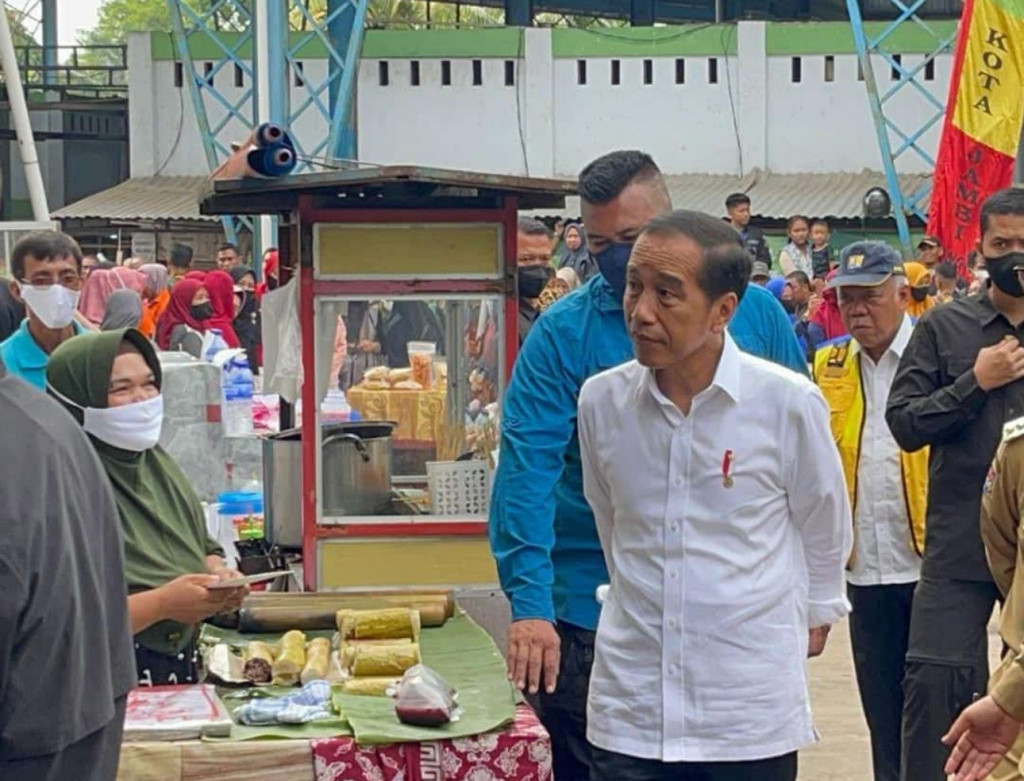 Jokowi Tinjau Pasar di Jambi, Harga Komoditi Pangan Dipastikan Stabil