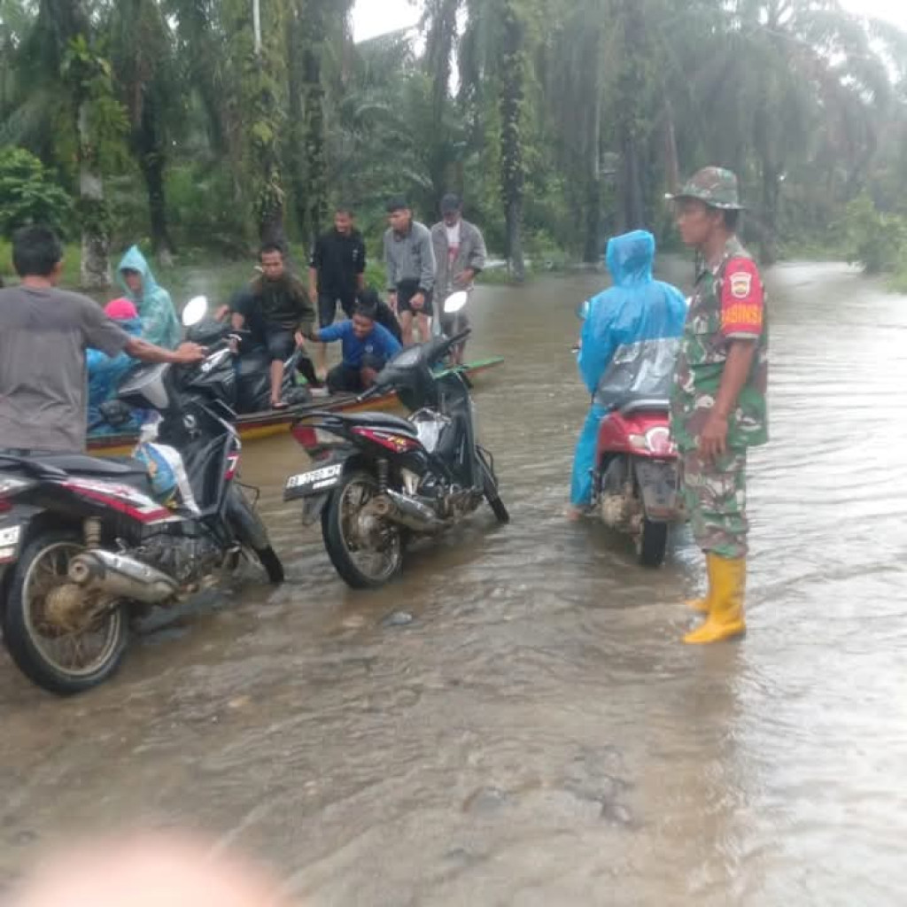 Babinsa Koramil 04/PS Bantu Warga Terdampak Banjir di Tapteng