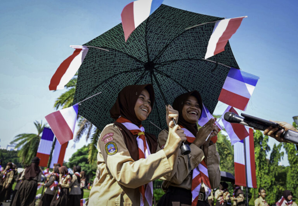 Bendera Berkibar Senyum Terkembang, Antusiasme Siswa Sambut Kunjungan Kenegaraan Presiden Prancis