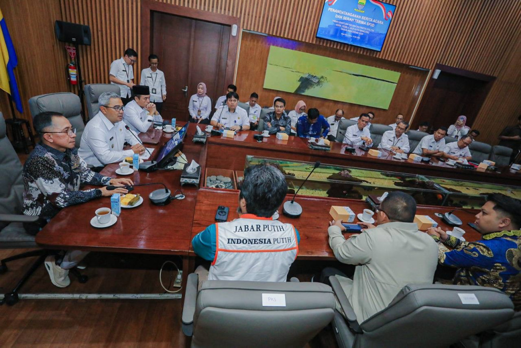 Komitmen Wujudkan Politik Sehat dan Transparan, Pemkot Bandung Serahkan Hibah Parpol