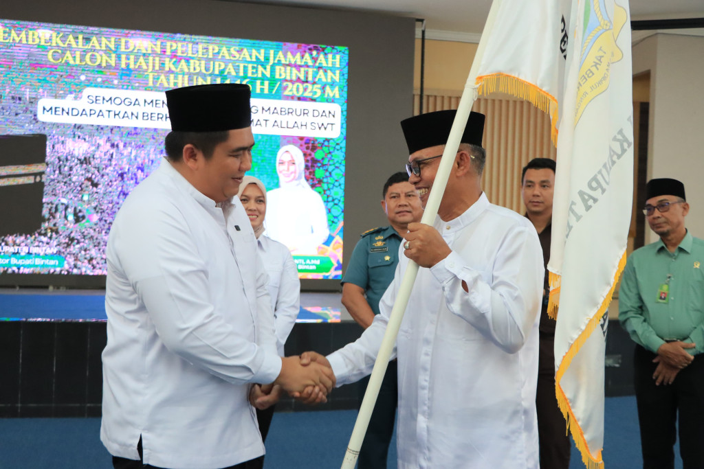 Lepas 73 Jemaah Calon Haji, Roby : Jaga Kesehatan dan Doakan Kami di Bintan