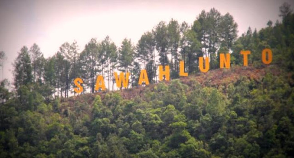 Pemkot Sawahlunto Perbaiki Lampu Tulisan 'SAWAHLUNTO' di Puncak Polan Tambah Estetika
