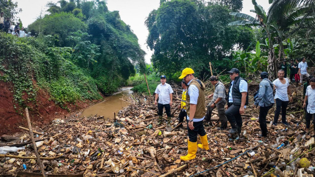 Sampah Menumpuk di Kali Angke Serpong, Wawalkot Tangsel Turun Pastikan Normalisasi Berjalan Optimal