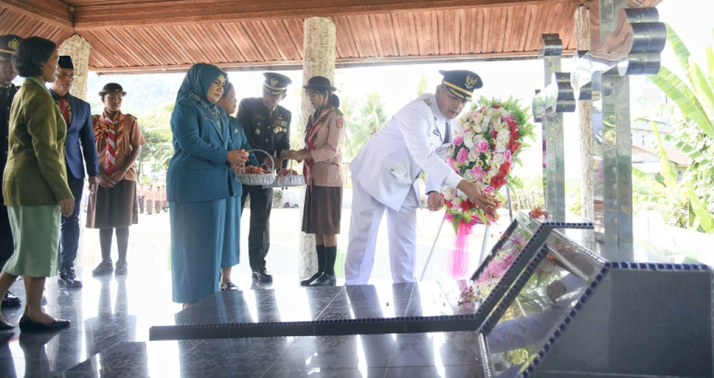 Usai Pimpin Upacara Harkitnas, Wakil Bupati Tapteng Ziarah ke Makam Pahlawan Ferdinand Lumban Tobing