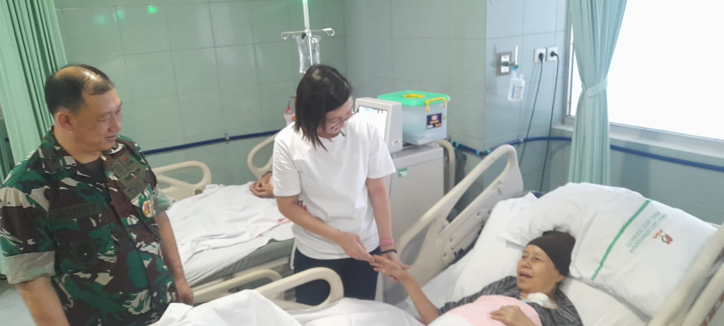 Yayasan Jaga Ginjal Indonesia dan Yayasan Berbagi Cahaya Imlek Bagikan Telur Rebus di RSPAD