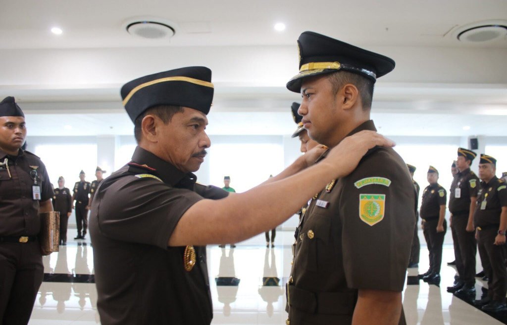 Kajati Sulteng Lantik Dua Koordinator Baru, Dorong Penegakan Hukum Berorientasi Kemanfaatan