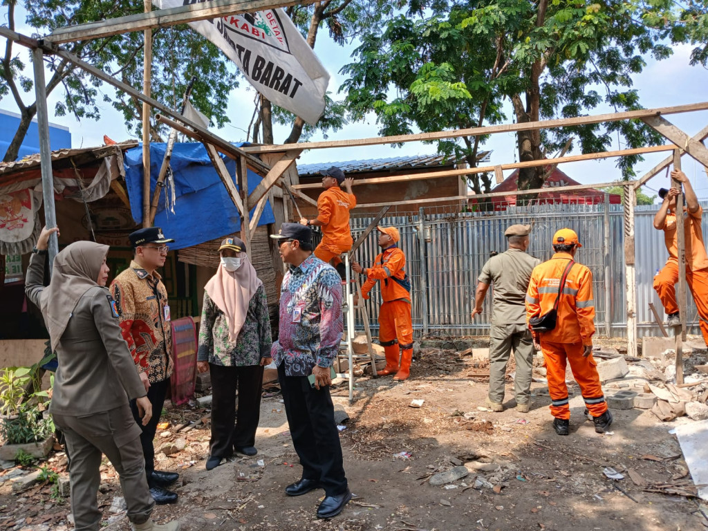 7 Bangunan Liar di Jalan Utan Jati Kalideres Jakarta Barat Dibongkar