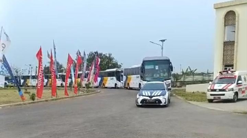 94 Calon Jemaah Haji Asal Sumedang Kloter 29 KJT Bertolak dari Asrama Embarkasi Indramayu Menuju BIJB Kertajati