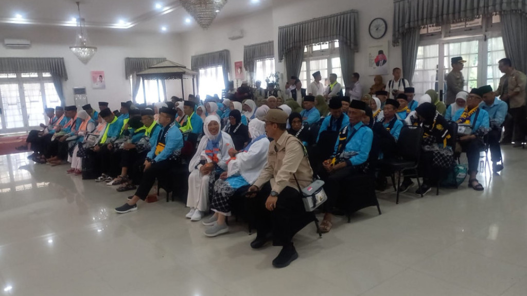 94 Calon Jemaah Haji Asal Sumedang Resmi Dilepas Bupati Dony Ahmad Munir