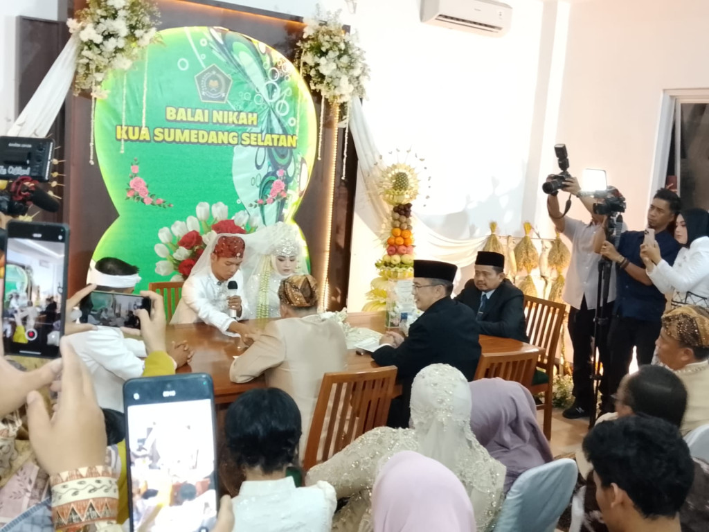 Akad Nikah Putra Sekda Jabar di KUA Sumedang Selatan Berlangsung Khidmat dan Penuh Kebahagiaan
