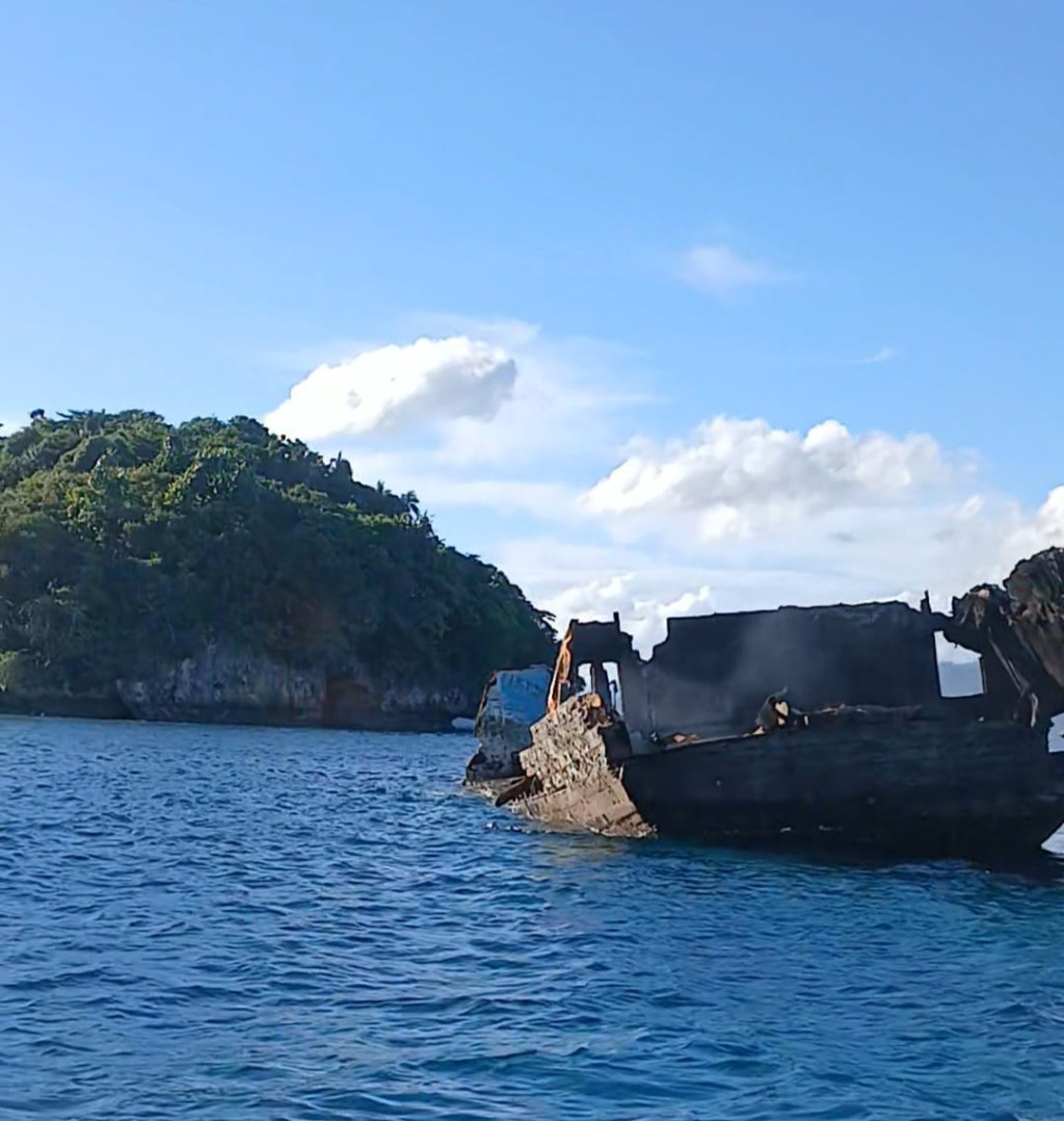 Bangkai Kapal di Pulau Meoskun Rusak Terumbu Karang, Warga Minta Pemkab Raja Ampat Bertindak