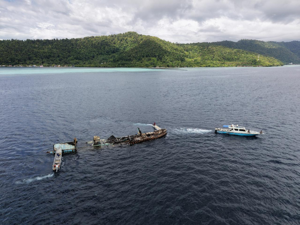 Bangkai Kapal Hanyut 2 Minggu Ancaman Ekosistem Laut Meosmansar, Warga Desak Pihak Berwenang Bertindak