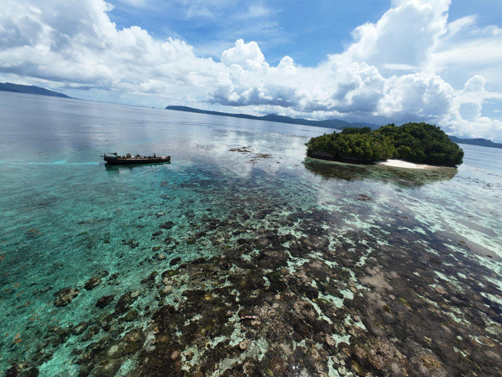 Bukan di Pelabuhan, Bangkai Kapal Justru "Berlabuh" di Atas Karang Raja Ampat
