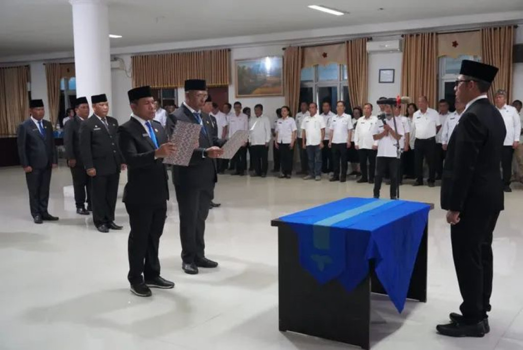 Bupati JTP Lantik Pejabat Eselon II dan Beri Deadline Satu Minggu Serahkan Program Konkret  ‎