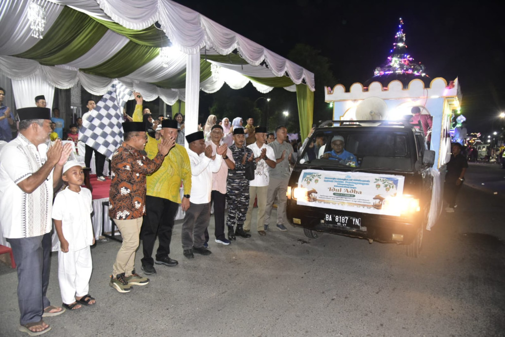 Bupati Tapteng Lepas Ribuan Peserta Pawai Takbiran Iduladha 1437 H                             Bupati Tapteng Lepas Ribuan Peserta Pawai Takbiran Iduladha 1437 H