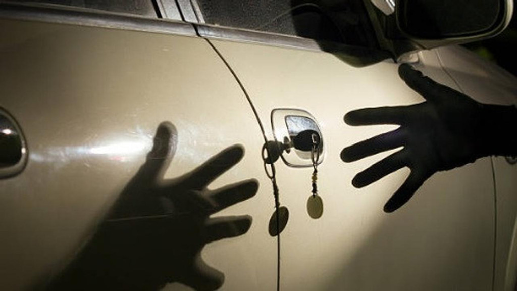 Cuma 10 Detik, Maling Pecah Kaca Mobil di Banyuwangi Gasak Rp 300 Juta