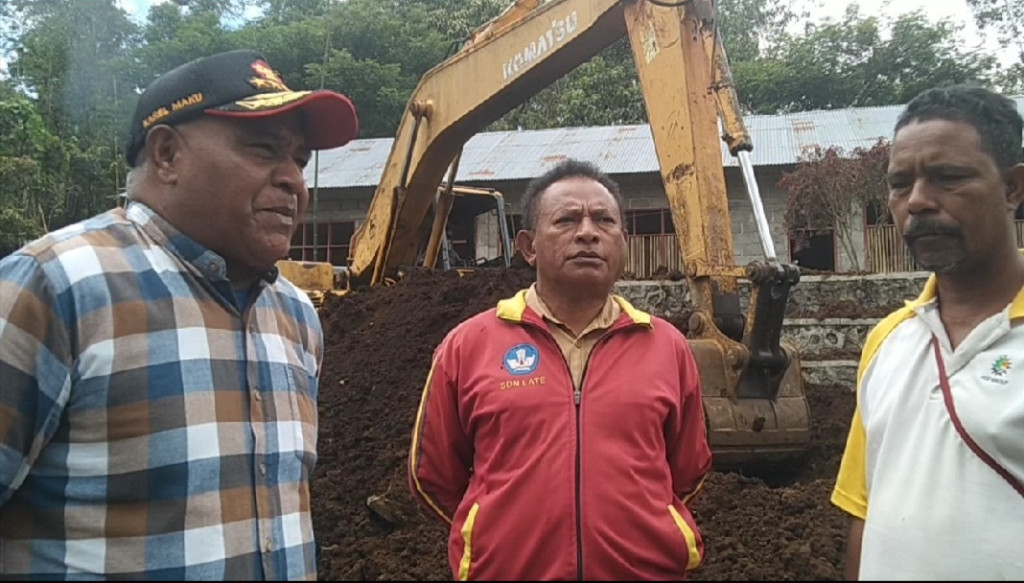 Demi Masa Depan Anak Late, Karel Maku Turun Gunung! Lapangan SDN Late Diperluas dengan Alat Berat, Komitmen Pendidikan Dibuktikan dengan Aksi Nyata