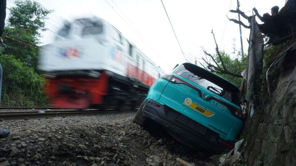 Dihadapan DPR KNKT Ungkap Taksi GSM Tak Terkait Tabrakan Kereta Kedua di Bekasi