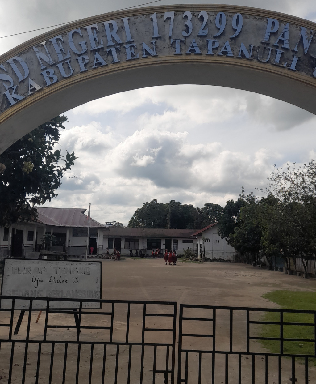 Dimulainya Pelaksanaan Ujian Akhir Sekolah Tingkat SD 2026 di SD Negeri 173299 Paniaran Berjalan Tertib dan Lancar