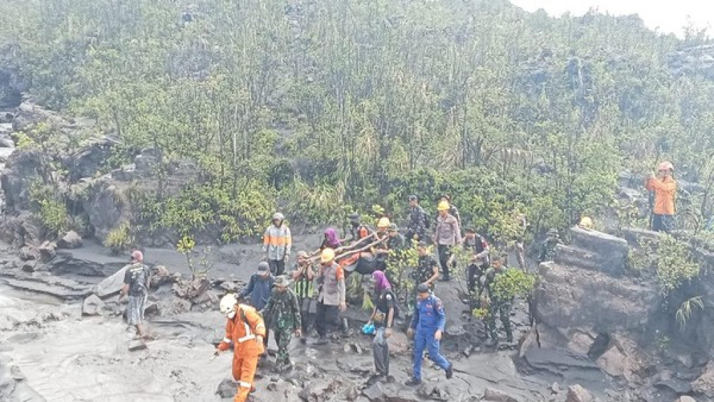 Dua Pendaki Singapura Ditemukan Tewas Berpelukan di Gunung Dukono