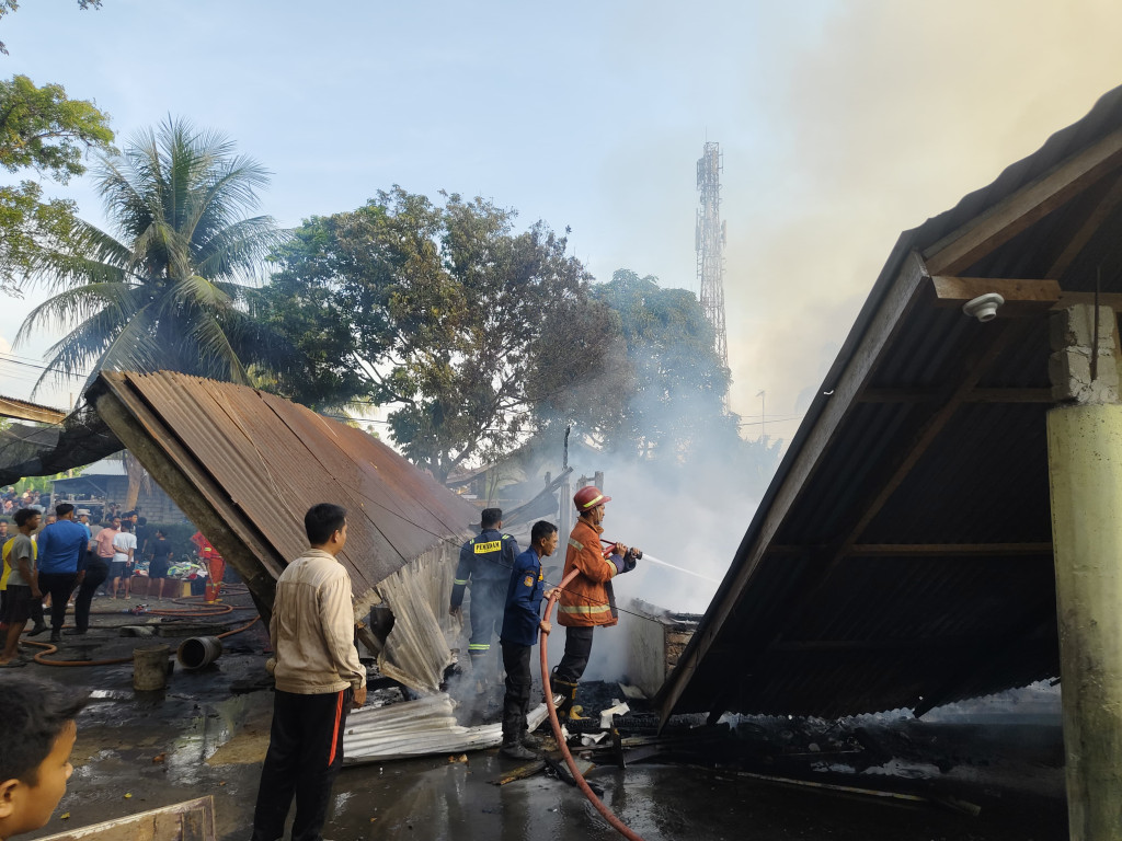 Dua Rumah Semi Permanen Terbakar di Desa Tanjung Jati, Langkat