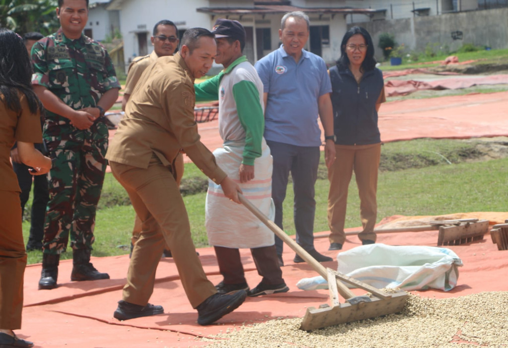 Dukung Industri Kopi Lokal, Bupati Taput Sapa Karyawan dan Petani di Siborongborong