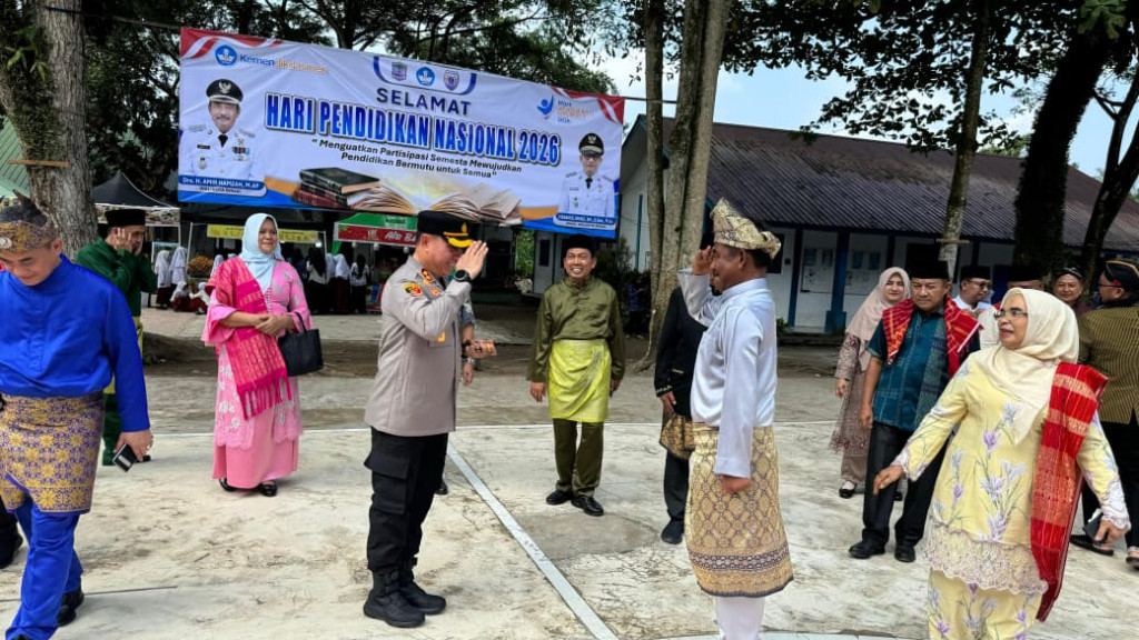 Forkopimda Binjai Hadiri Upacara Hardiknas di SMPN 9, Pakaian Adat Tegaskan Semangat Kebhinekaan