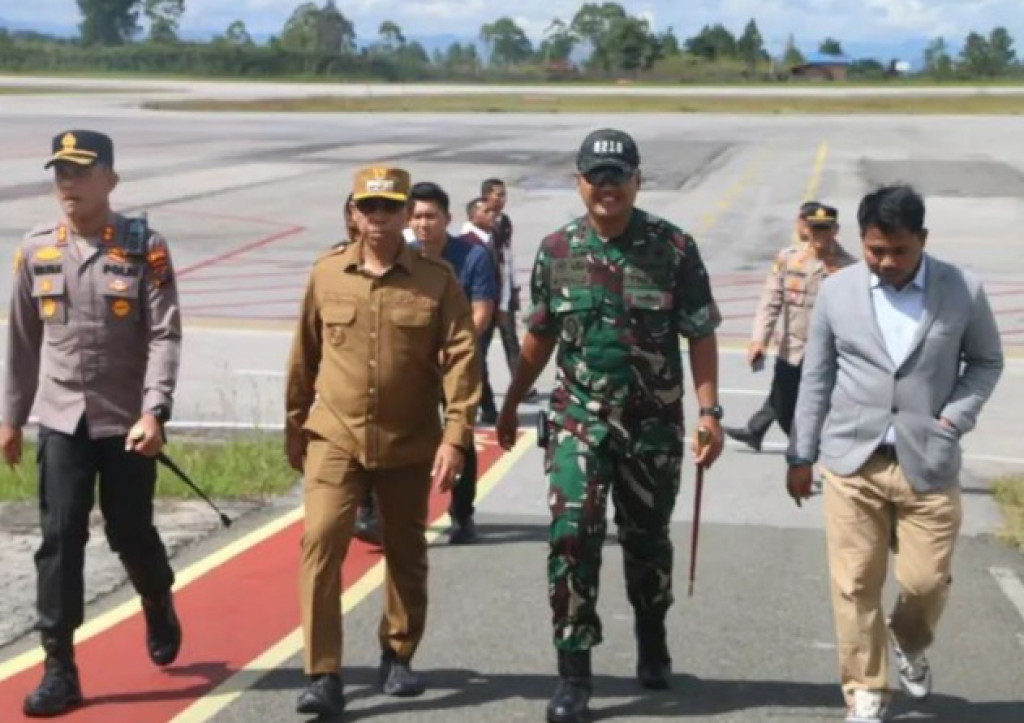 Forkopimda Taput Menyambut Langsung Kedatangan Wakasatgas I di Bandara Silangat