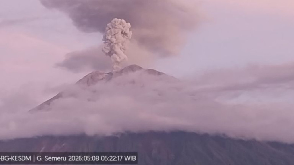 Gunung Semeru Kembali Erupsi Empat Kali dengan Letusan Capai 1,2 Kilometer Jumat Pagi