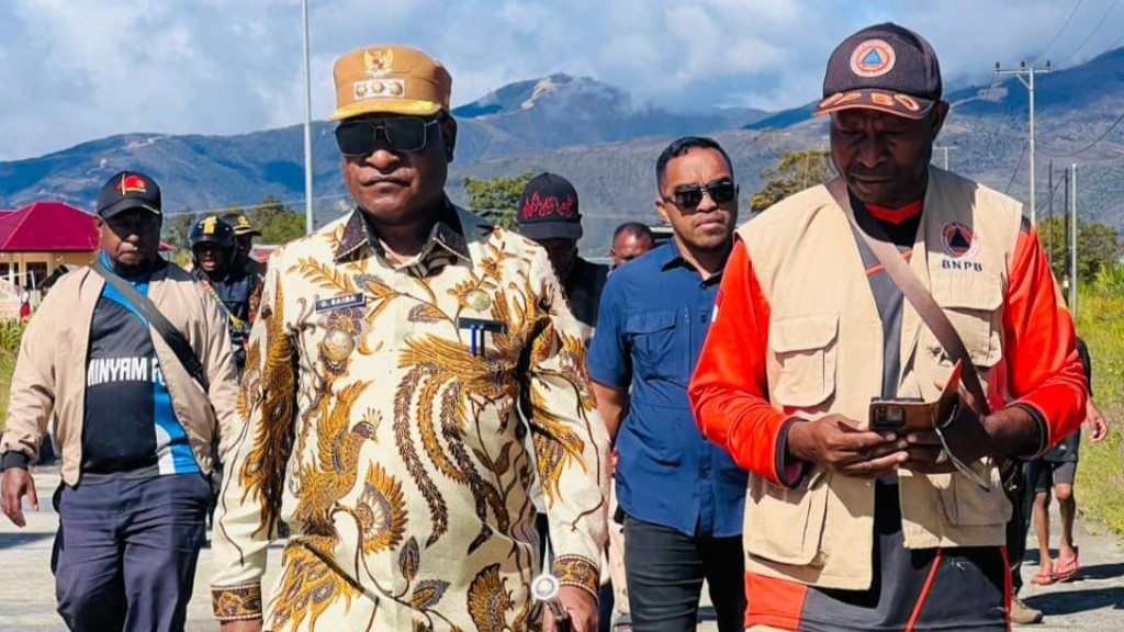 Hujan Deras Rendam Rumah ASN di Anggi, Bupati Pegaf Tinjau Lokasi