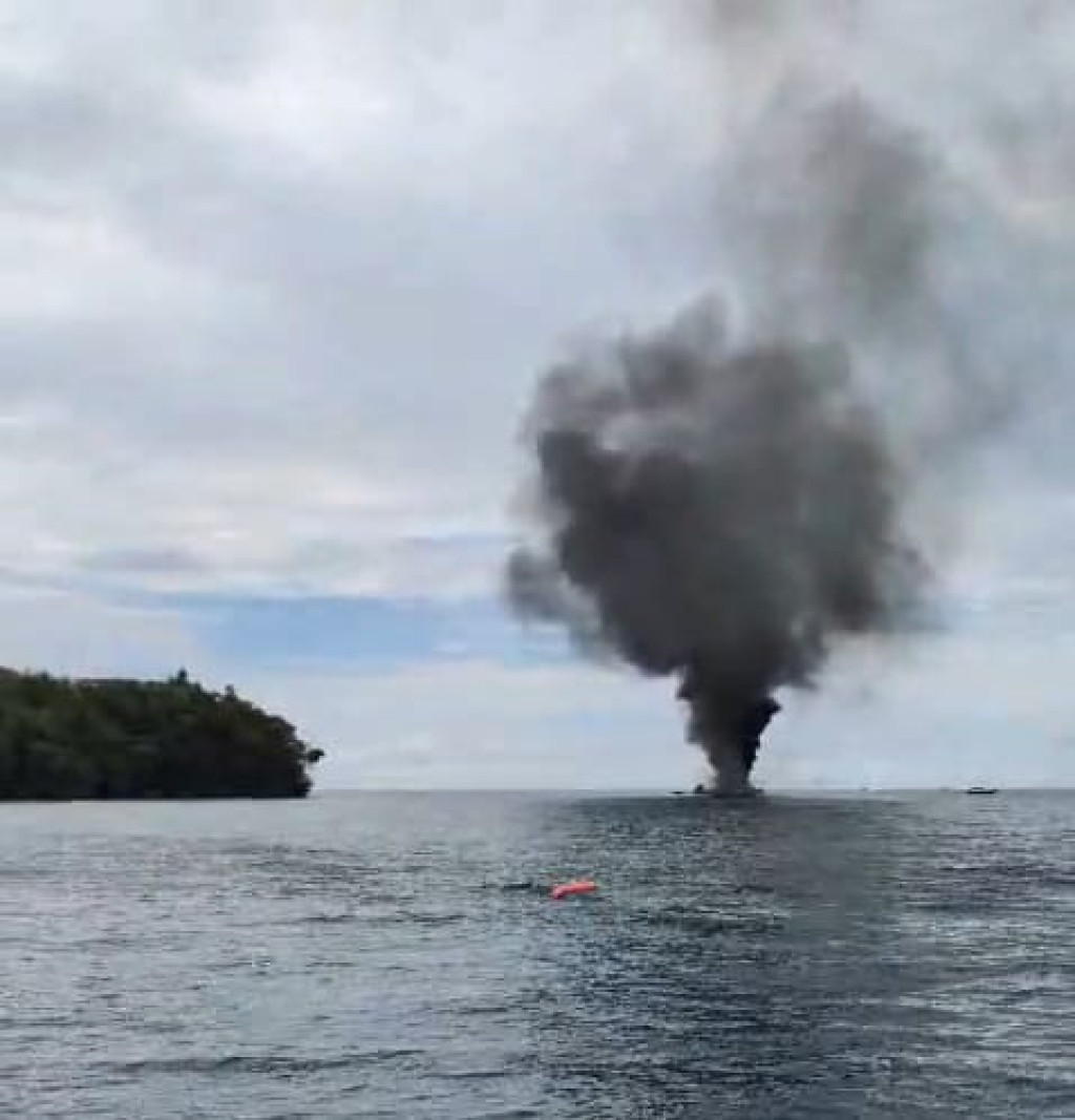 Ironi Lingkungan di Jantung Pariwisata Raja Ampat: Bangkai Kapal Dibakar di Atas Karang Pulau Meoskun