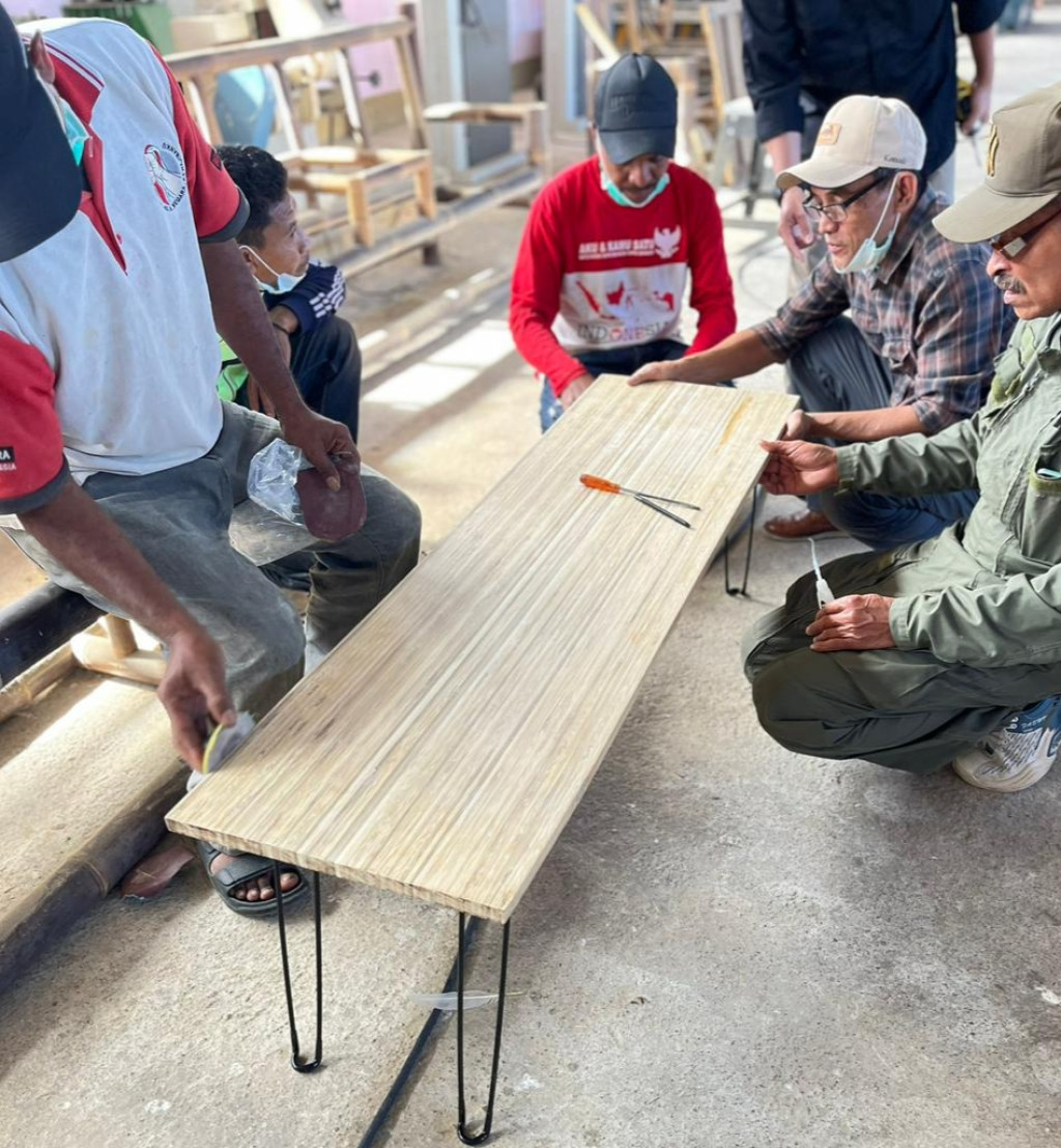 ITB dan Pemkab Ngada “Naikkan Kelas” Bambu Lokal! Pengrajin Diajari Produksi Papan Laminasi Bernilai Ekspor
