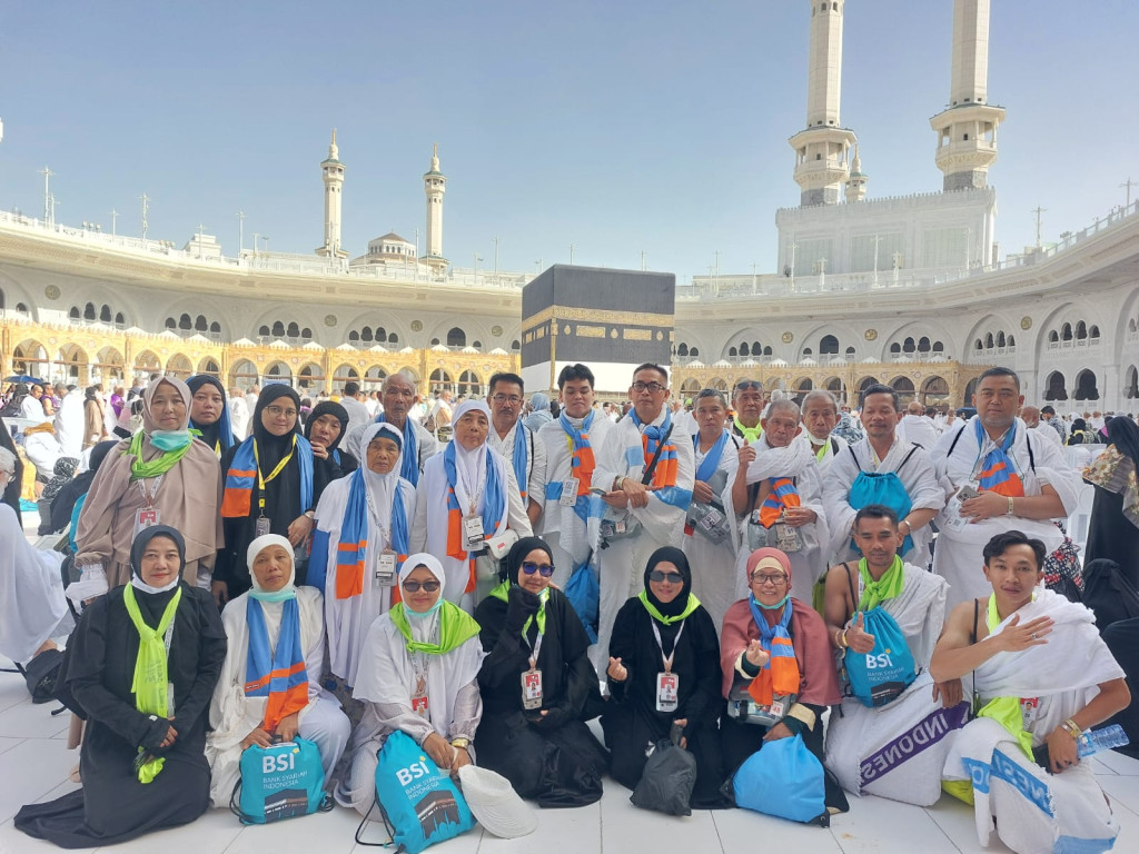 Jamaah Haji Asal Sumedang Haru Bisa Salat Dhuha dan Berdoa di Hadapan Ka’bah