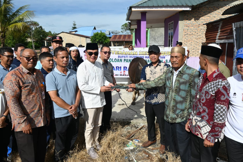 Jelang Hari Raya Idul Adha 1447 H. Bupati Humbahas Serahkan Bantuan Qurban dari Presiden.