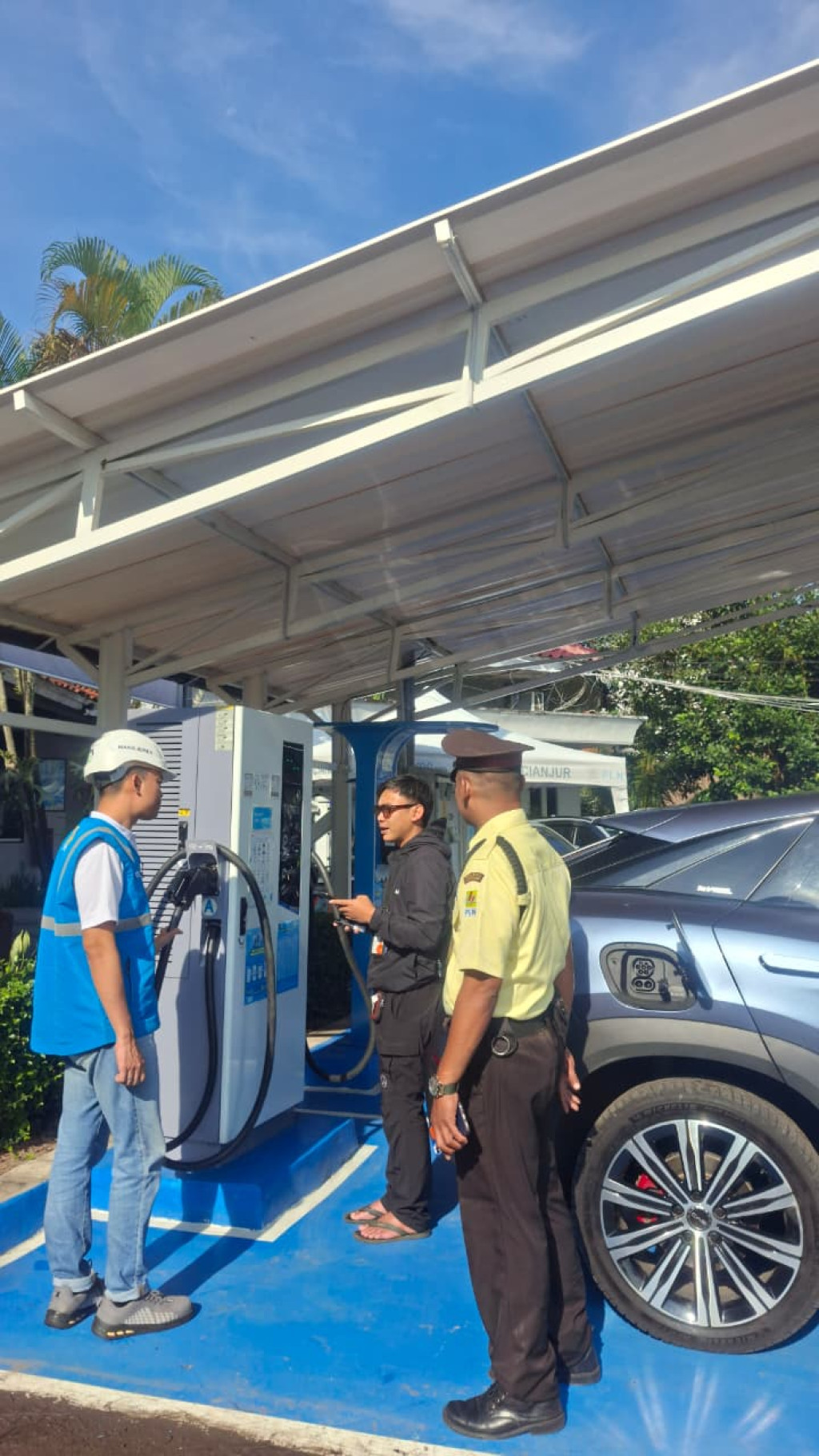 Jelang Long Weekend, PLN UP3 Cianjur Pastikan SPKLU Siap Layani Pengguna Kendaraan Listrik
