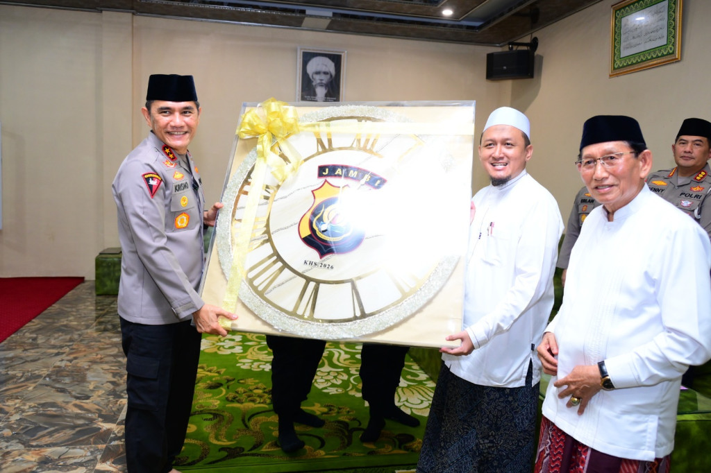 Kapolda Jambi Jalin Silaturahmi dengan Pondok Pesantren Darul Arifin, Tekankan Pendidikan Disiplin dan Pemanfaatan Teknologi Secara Positif