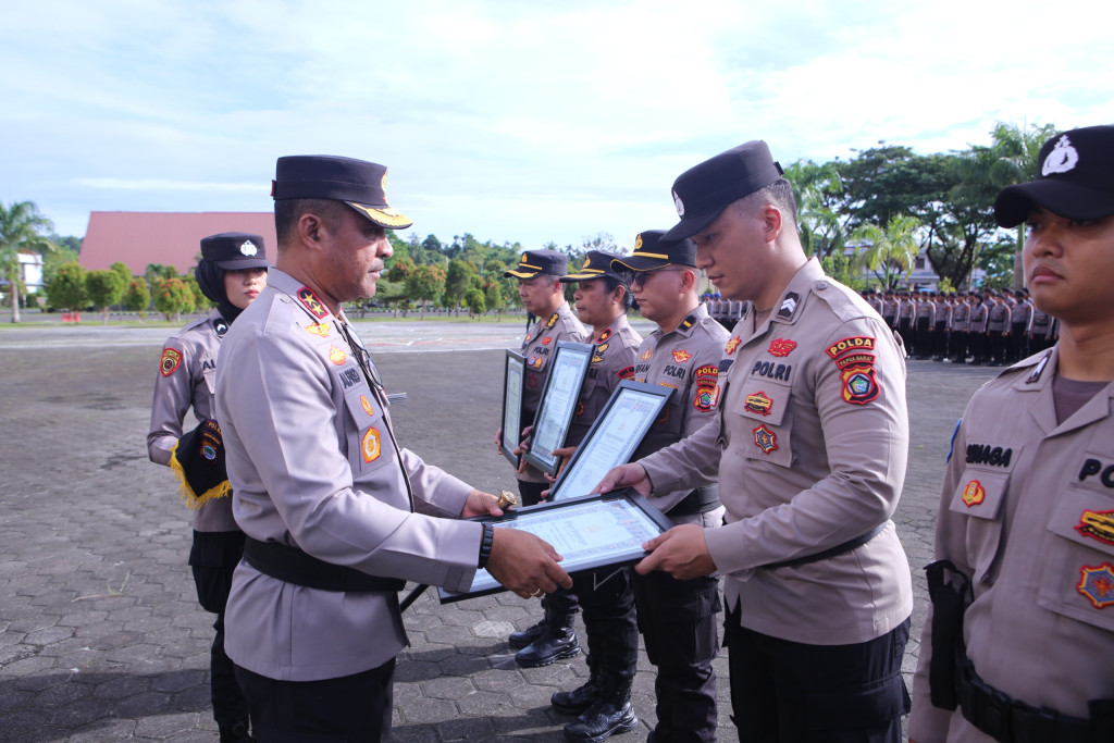 Kapolda Papua Barat Beri Penghargaan Kapolri kepada Personel dan Satker Berprestasi