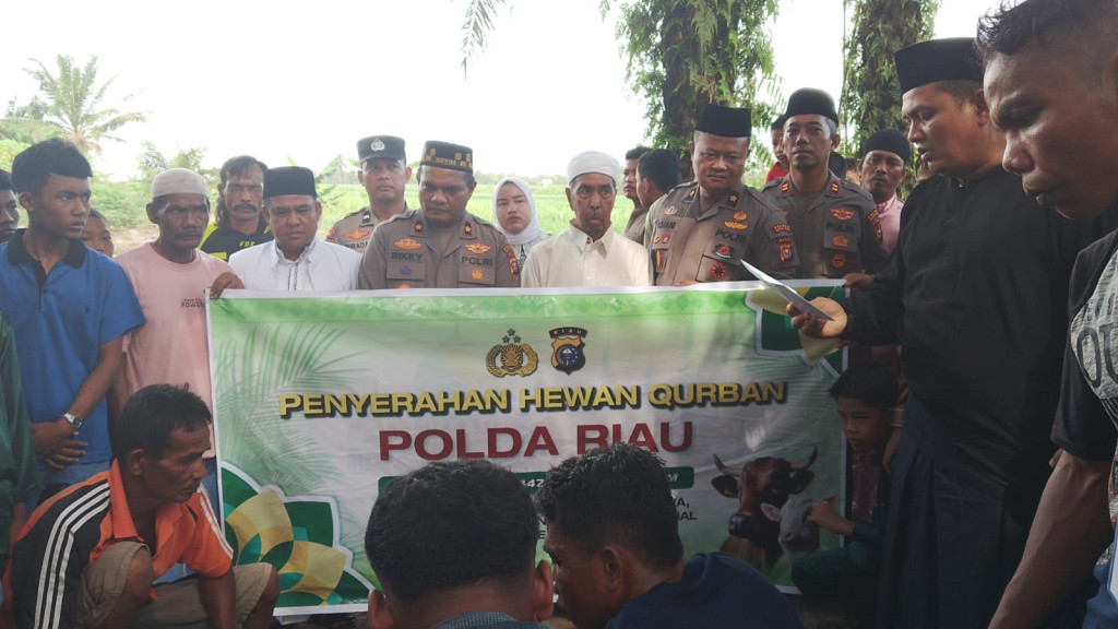Kapolda Riau dan Kapolres Rohil Salurkan Hewan Qurban, Perkuat Kebersamaan Polri dan Masyarakat di Panipahan serta Rantau Kopar