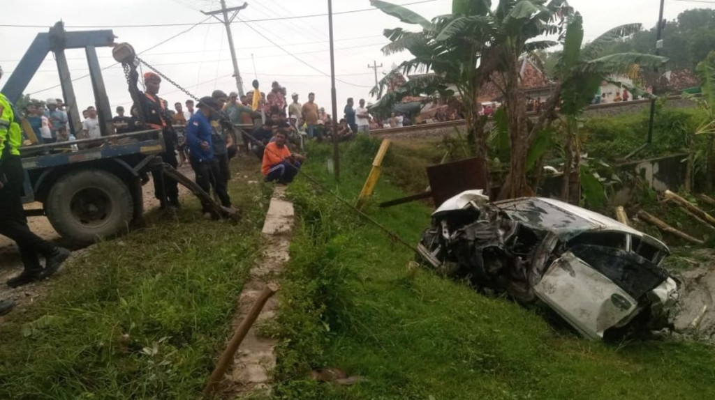 Kecelakaan Maut, KA Argo Bromo Anggrek Tabrak Avanza 4 Orang Tewas