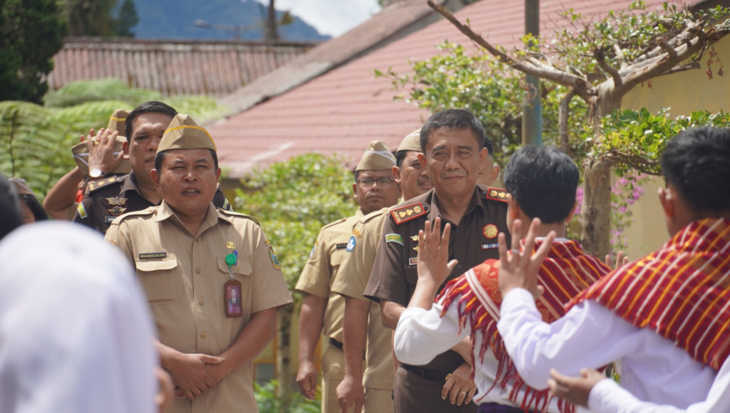 Kejari Karo Berikan Penyuluhan Hukum dan Motifasi di SMKN 1 Merdeka dan SMAN 1 Berastagi