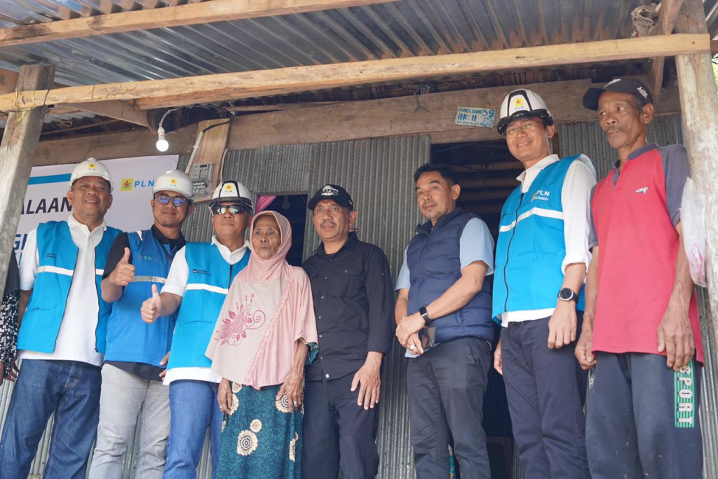 “Kini Rumah Itu Tak Lagi Gelap” Cahaya Idul Adha Hadir di Rumah Ibu Daeng Kanang Lewat Program Light Up The Dream PLN UIP Sulawesi