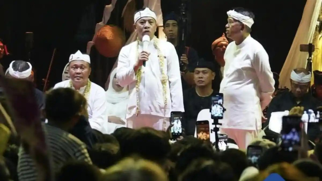 Kirab Budaya Mahkota Binokasih di Karawang Dipadati Ribuan Warga