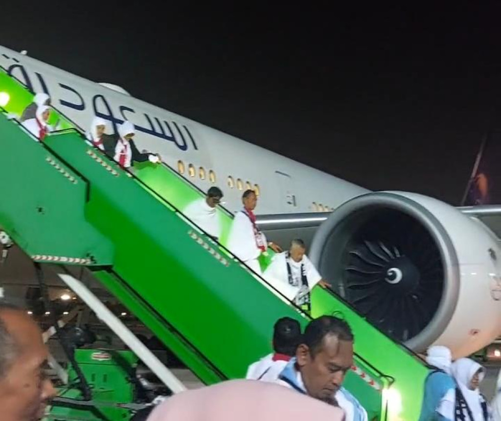 Kloter 29 KJT Asal Sumedang Mendarat Selamat di Jeddah, Suasana Penuh Syukur